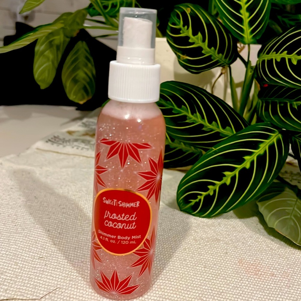 Frosted Coconut:))) smells so yummy! It shimmers